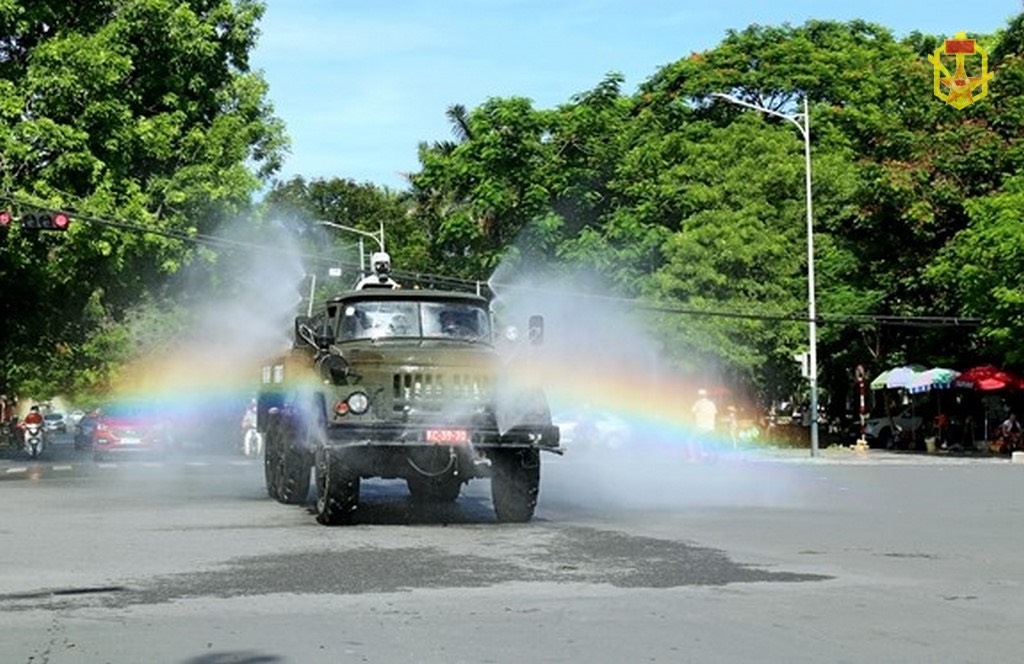 Bộ đội hóa học xuyên đêm khử trùng, tiêu độc chống Covid